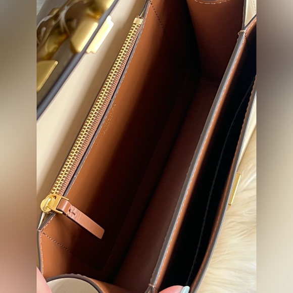 83009 - Tory Burch Eleanor Convertible Shoulder Bag - Picture 11 of 16